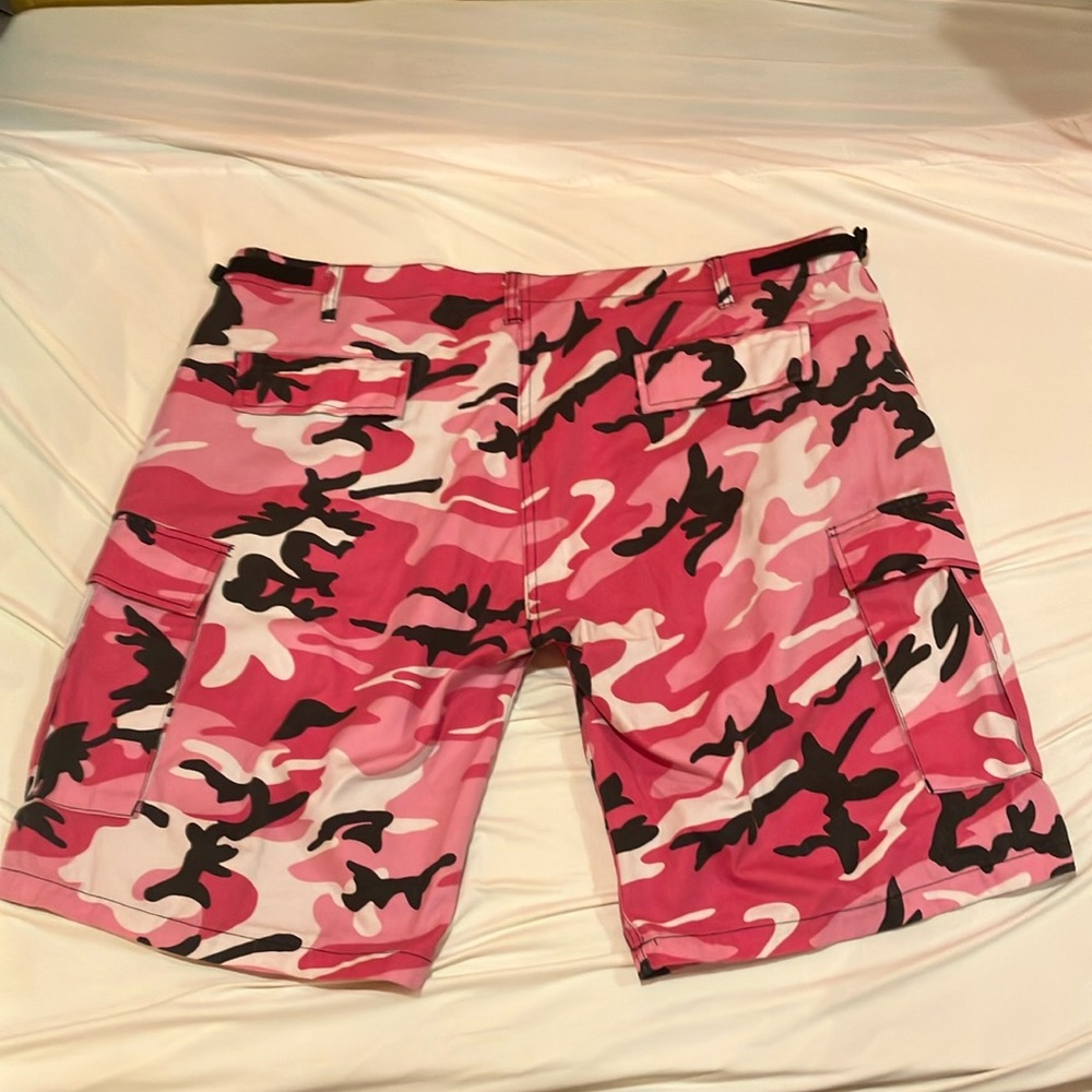 NWOT Backbone Cargo Shorts Pink Camo 42 - Picture 2 of 3